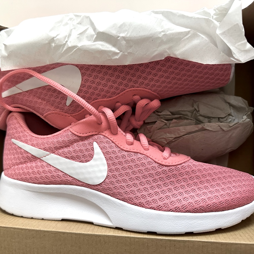 Nike Tanjun Women's Size 6 Lava Glow/White Running Sneakes